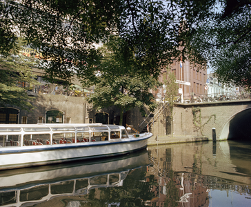 117934 Gezicht op een rondvaartboot van Rederij Schuttevaer in de Oudegracht te Utrecht, bij de aanlegplaats tussen de ...